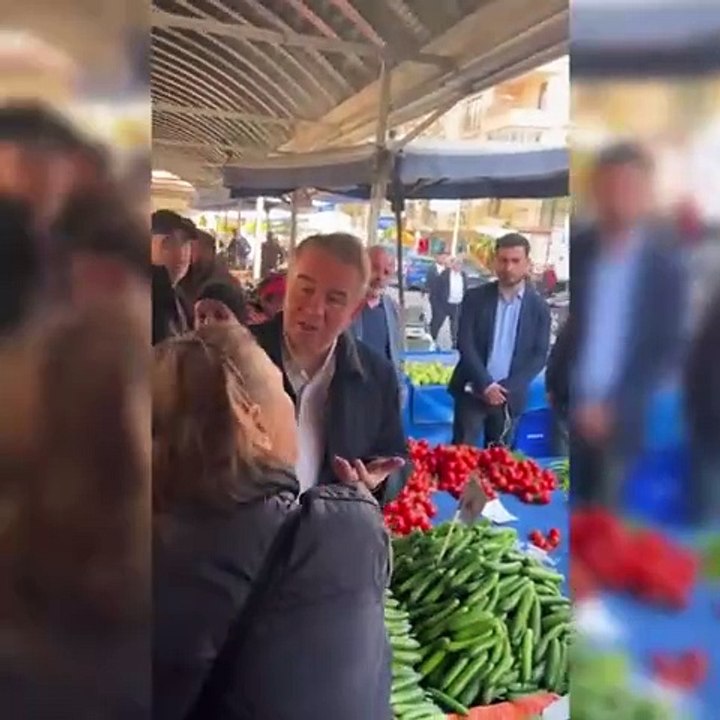 Emekli öğretmen AKP adayını fena kıstırdı. Milletvekili adayı cevap veremeyince oradan uzaklaştı
