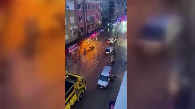 Balıkesir'i sel vurdu! Dere taştı sele kapılan otomobil sürüklendi, köprü ikiye ayrıldı