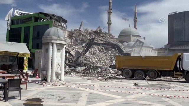 Malatya'da ağır hasarlı binaların yıkımı ve enkaz kaldırma çalışmaları sürüyor