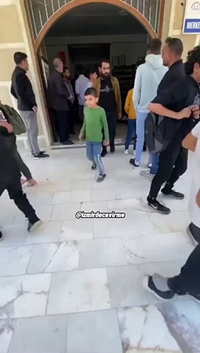 İmam camide siyaset yaptı cemaat camiyi terk etti. İmam cemaati 'Sakin olun' diyerek sakinleştirmeye çalıştı