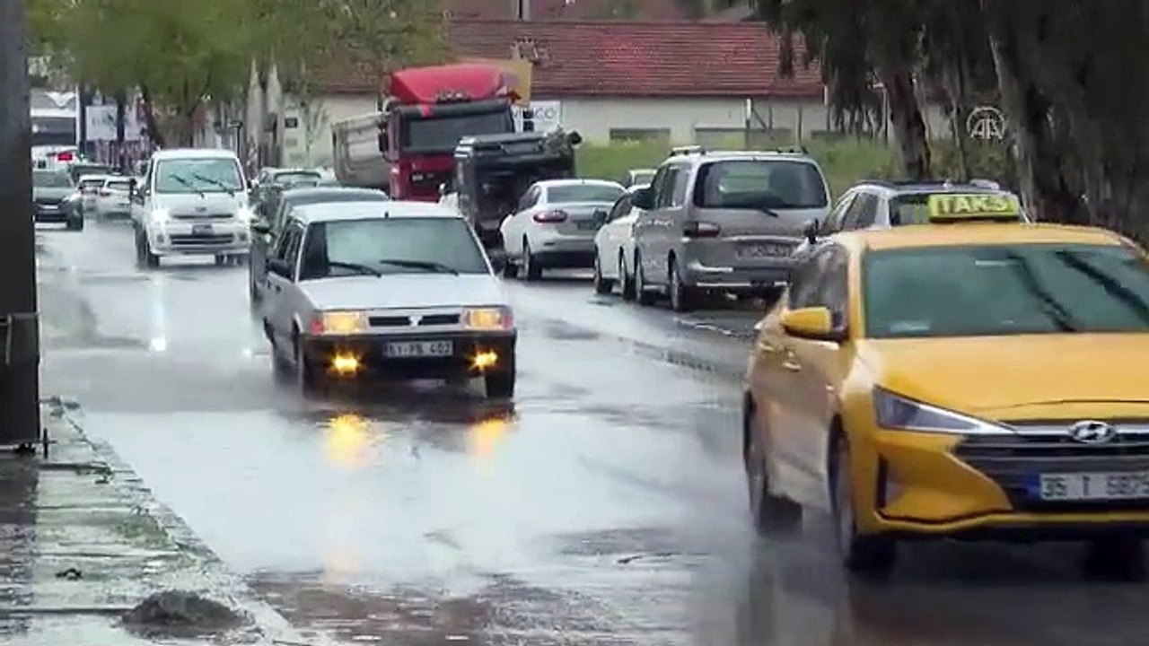 İzmir'de sağanak yaşamı olumsuz etkiledi