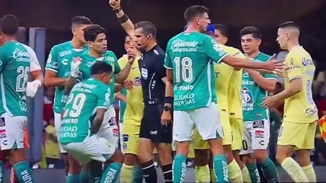 Süper Lig maçından hakem futbolcuya diz attı. Meksika Federasyonu soruşturma başlattı