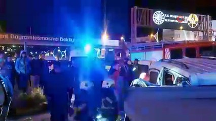 Akaryakıt istasyonuna girmek için yavaşlayan tıra hafif ticari araç çarptı