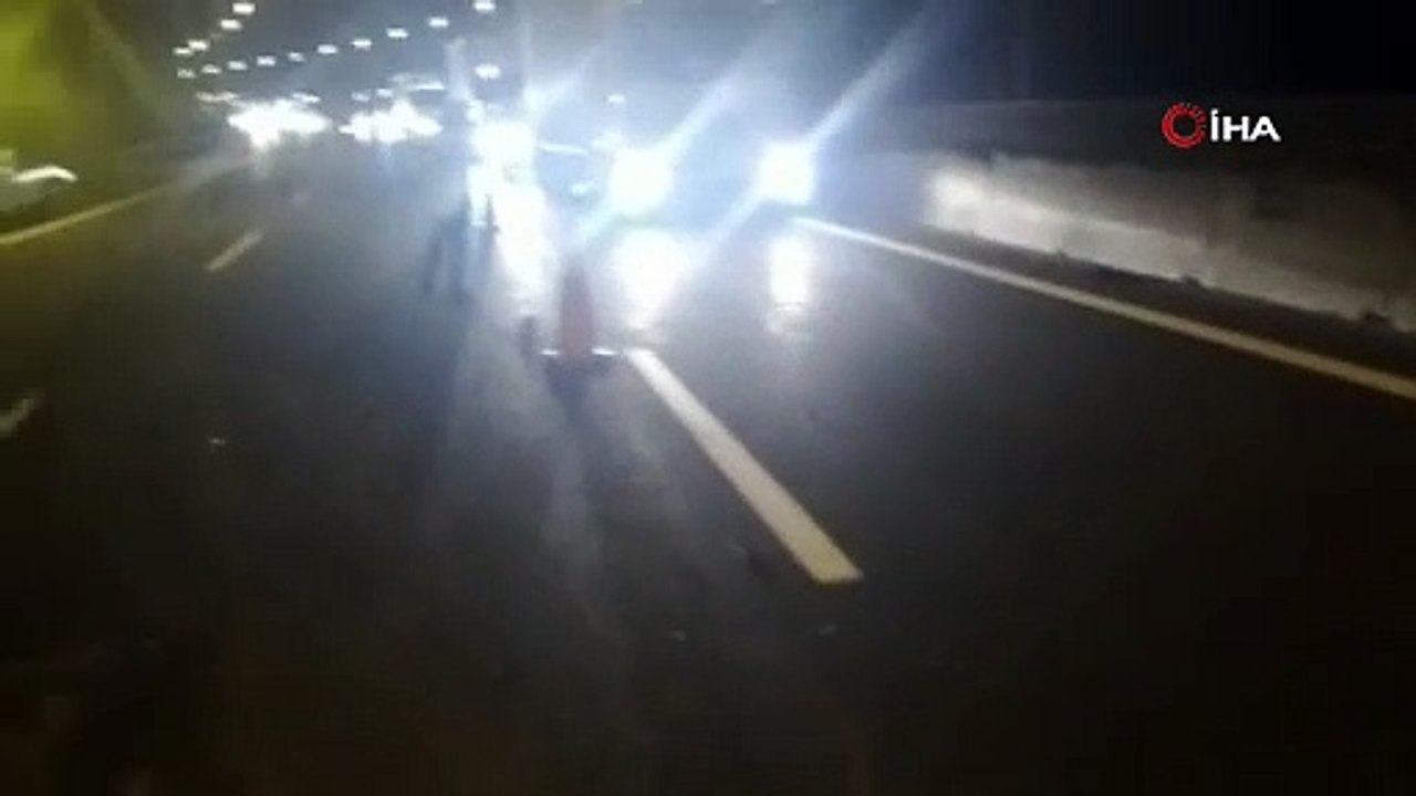 Bolu Dağı Tüneli’nde tomruk yüklü kamyon devrildi 