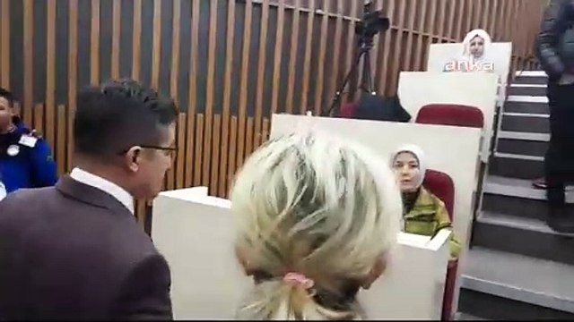 Tanju Özcan’a su şişesi fırlatmıştı. Özür dilemeyen AKP’li Meclis üyesi dışarı çıkartıldı