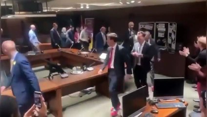 Kanadalı erkek milletvekilleri parlamentoya pembe topuklu ayakkabılarla geldi