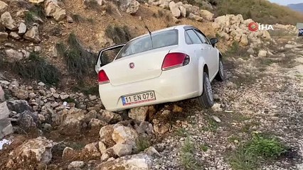 Yoldan çıkınca kayalıklara çarpıp durdu: 4 yaralı