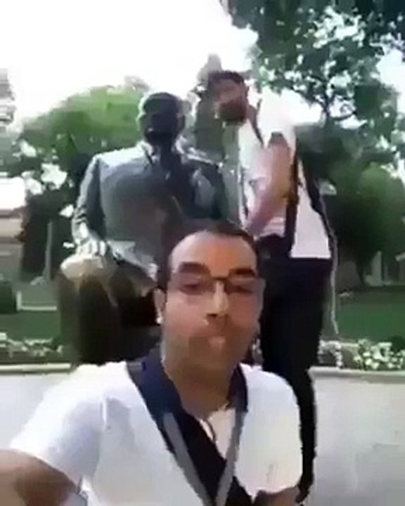 Sığındıkları ülkenin kurucusu Atatürk'ün heykeline saygısızlık yaptılar. Bulup sınır dışı edin bu alçakları