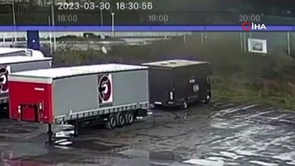 Kavşağa çarparak 5 metre havalandı. Otomobil spor salonuna girdi