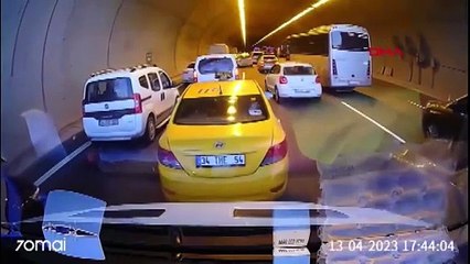 Sultangazi'de adliye çalışanlarını taşıyan servis aracı devrildi: 4 yaralı