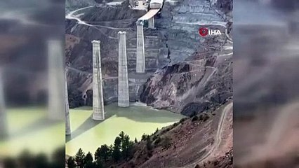Viyadük inşaatında heyelan anbean kaydedildi: Yusufeli'nde dağın bir yamacı kaydı göle indi