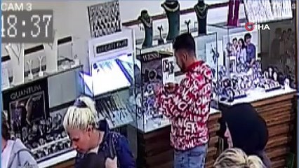 Arkadaşının çaldığı saati geri verdi