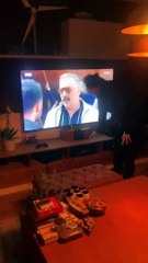 Oyuncu Özgür Ozan 17 yıllık partnerini görünce ekranı öptü. Televizyondan hasret giderdi