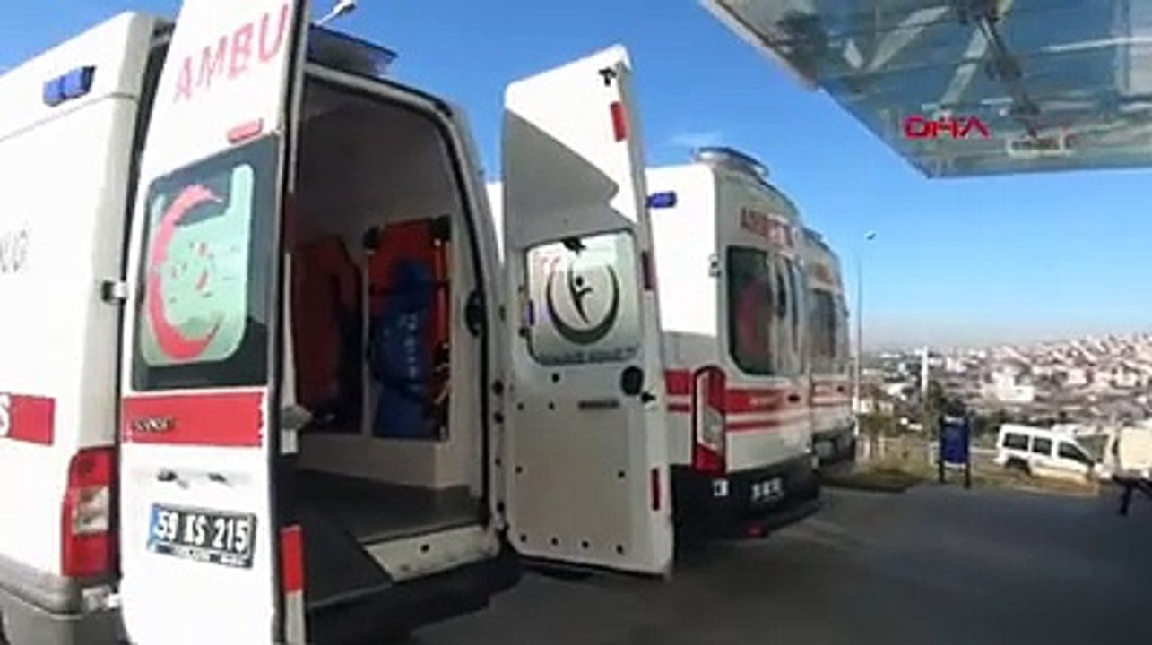 Otomobil direğe ok gibi saplandı! Anne ile oğlu...