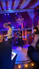 Çocuklarından Emre Altuğ'a sürpriz doğum günü kutlaması