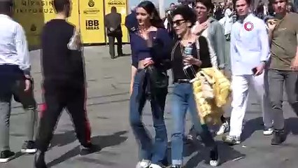 Sıcak havayı fırsat bilenler Taksim’e akın etti