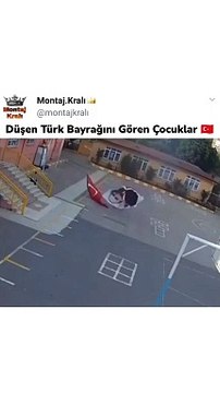 Türk bayrağını ve Atatürk posterini yerden kaldırmak için canla başla koştular. Helal olsun Cumhuriyetin çocuklarına