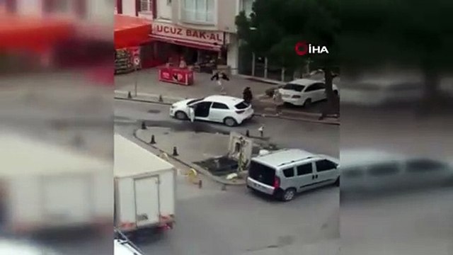 Kadınların yol verme kavgasında tekmeler yumruklar havada uçuştu
