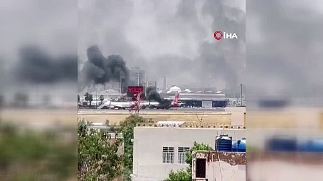 Hartum Havalimanı’ndaki bazı uçaklardan duman yükseldi
