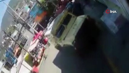 El freni çekilmeyen minibüs sokak satıcısını ezdi