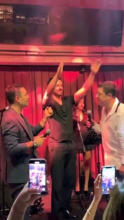 Murat Boz'un yaptığı dans alay konusu oldu. Kol kası yapmış erkek dansı