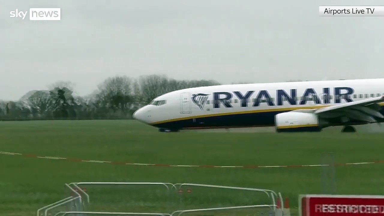 Dublin'e tehlikeli iniş. Uçağın lastiği patladı korku dolu dakikalar yaşandı