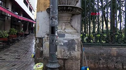 Hırsızlar her yerde. Galatasaray Lisesi'nin önündeki tarihi heykel çalındı. Gözlerden sürmeyi çalarlar da farkında olmazsınız