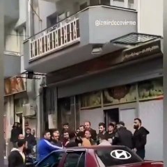 Suriyeliler başka Suriyelilere ait bir dükkanı bastı. Kavgayı ayırması için Türkler polis çağırdı