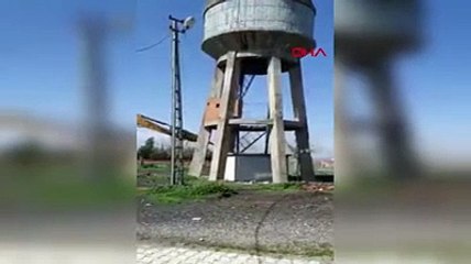 Depremde hasar göre su kulesi böyle yıkıldı