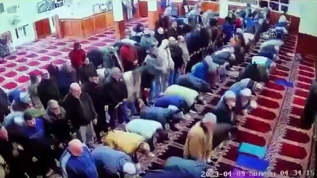 ABD'de korkunç saldırı. Cemaatin üzerinden atlayıp elindeki bıçağı imamın sırtına sapladı