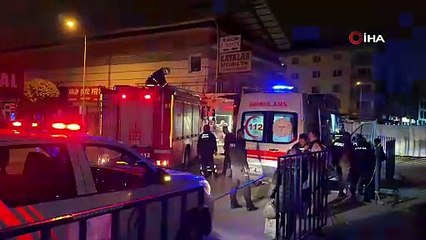 Dereye düşen topunun peşinden atladı