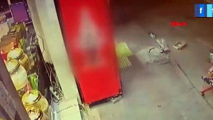 Viraja hızlı girdi. Otomobil ancak dükkanın içinde durabildi