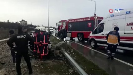 Kontrolden çıkan araç bariyerlere çarptı: 3 yaralı