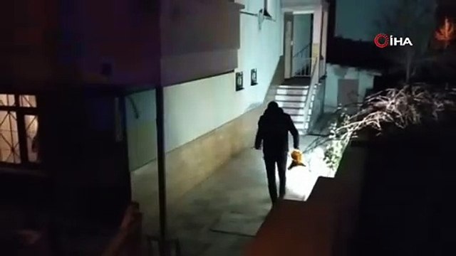 Ablasının evini pompalı tüfekle kurşunladı