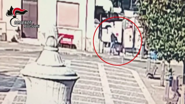 Strappa i manifesti elettorali che coprivano il necrologio dell'amico: denunciato un 71enne nel Reggino