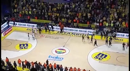 Fenerbahçe maçında kavga çıktı. Efesli oyuncular soyunma odasına kaçtı