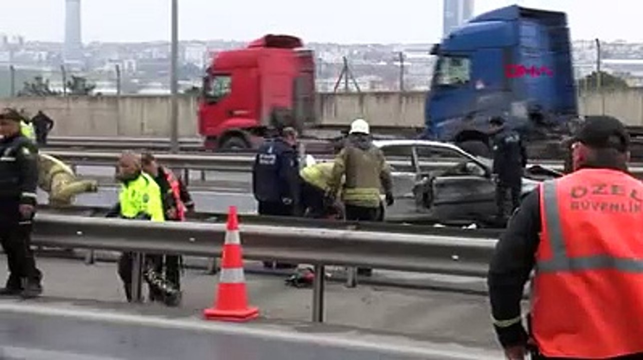 İstanbul’da feci kaza! Otomobil TIR’a arkadan çarptı: 3 ölü