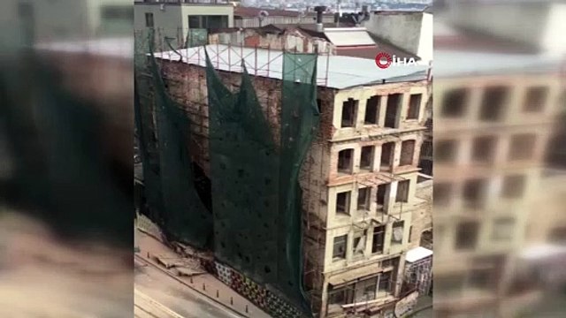 Beyoğlu’nda 150 yıllık bina saniyeler için tuzla buz oldu. O anlar saniye saniye kaydedildi