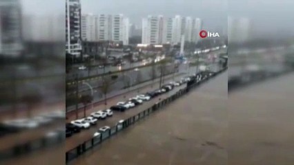 Diyarbakır'da yolun ortasına yıldırım düştü 