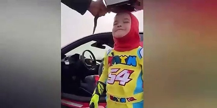 Kenan Sofuoğlu'nun 4 yaşındaki oğlu 1000 beygirlik arabayla şov yaptı. Hık demiş babasının burnundan düşmüş