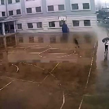 Töreni kaçıran öğrenci yağmur altında tek başına İstiklal Marşı okudu