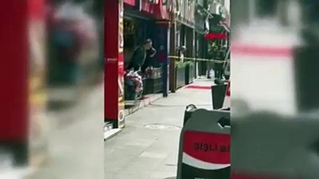 Böyle evlat olmaz olsun! Önce dövdü sonra kafasında bardak kırdı