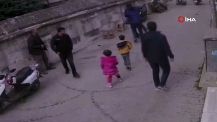 Çocuklarının gözleri önünde bıçaklandı  