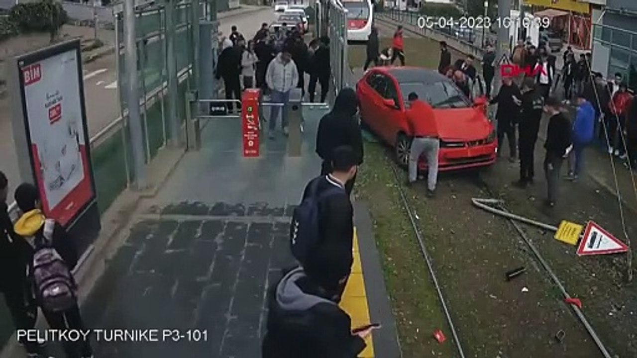 Faciadan kıl payı dönüldü. Tramvay durağına dalan otomobilin kaza anı kamerada