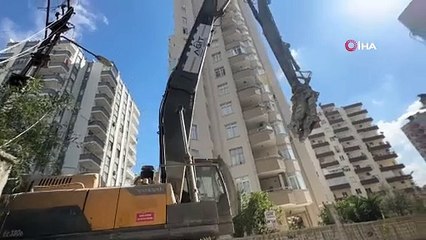 Adana'da 14 katlı bina kontrollü yıkıldı. Depremden sonra ağır hasar almıştı