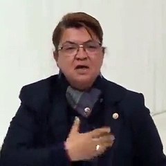 Depreme Hatay’da yakalan CHP’li Suzan Şahin kürsüde yumruklarını vura vura anlattı: Gönüllü gelenlere AFAD yeleği giydirdiniz, asker kıyafeti giydirdiniz