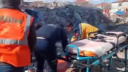 Yıkılan binaların fotoğrafını çekerken komalık oldu