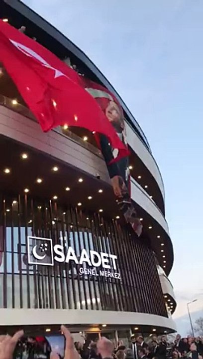 Saadet Partisi Genel Merkezi'ne Atatürk bayrağı asıldı. Mustafa Kemal'in Askerleriyiz sloganları