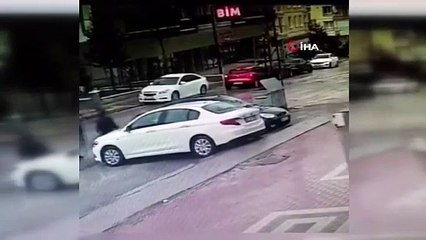 Böylesi görülmedi! Yolunda giden kamyona, çöp konteyneri çarptı