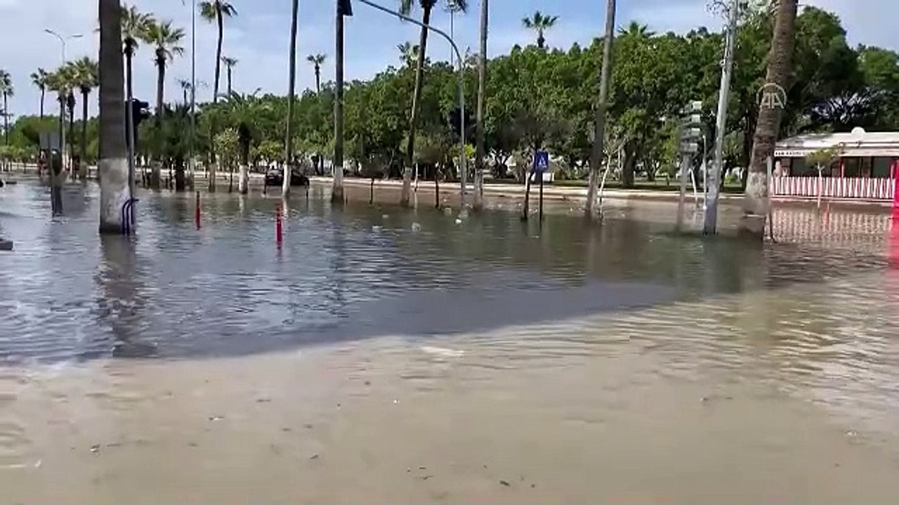 İskenderun'u hem sel hem de lodos vurdu. Caddeler su altında kaldı
